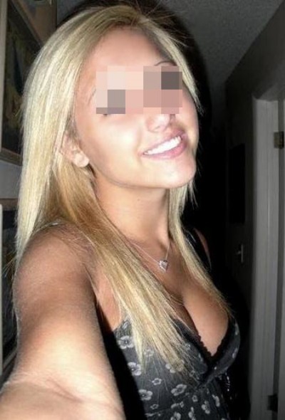 Bonne petite cochonne aimant la pipe sans capote