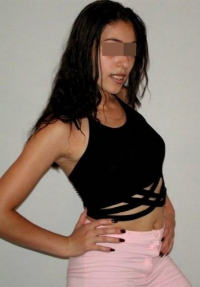 Bonne petite cochonne à Nancy pour une fellation profonde