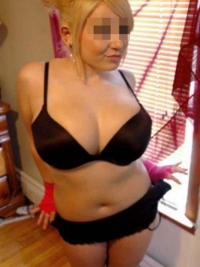 Belle fille de Salon-de-Provence qui aime la fellation baveuse Belle fille de Salon-de-Provence qui aime la fellation baveuse