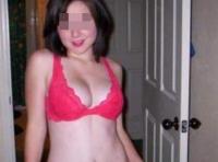 Belle jeune femme adorerait sucer de bites bien grosses à Nantes