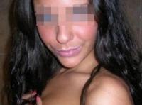 Femme accro au sexe qui aime les pipes baveuses